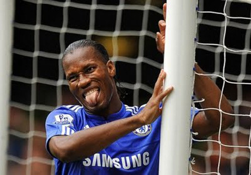 Vừa cười, vừa thè lưỡi một cách tinh nghịch bên cột côn.