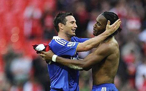 Drogba và Lampard như đôi tình nhân.