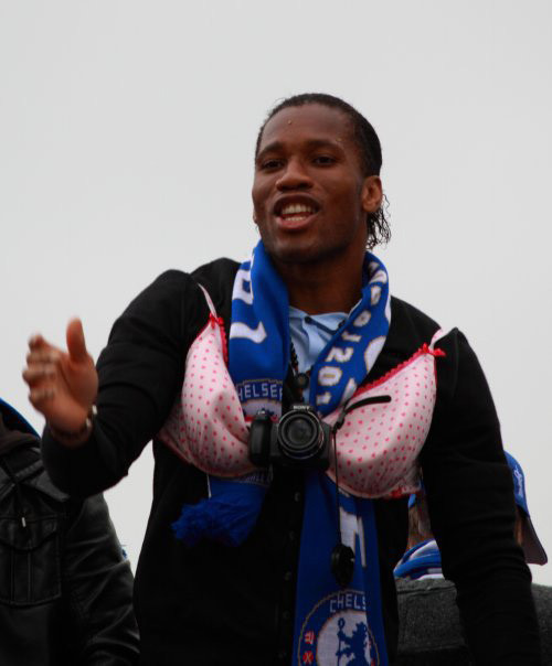 Drogba làm gì đây?