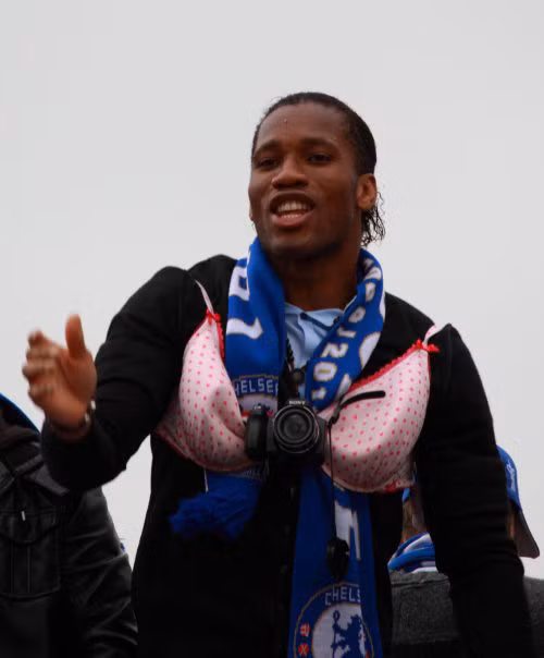 Drogba làm gì đây?