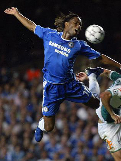 Tư thế ngã như bay của cựu tiền đạo Chelsea.