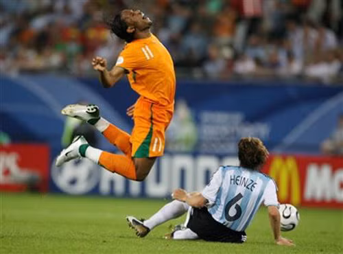 Tư thế ngã quá đẹp của Drogba.