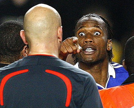 Khuôn mặt dữ dằn của voi rừng.