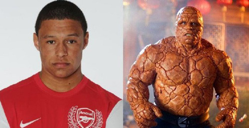 Tiền vệ Alex Oxlade-Chamberlain của Arsenal và nhân vật trong phim The Thing khá giống nhau. Tiền vệ Alex Oxlade-Chamberlain của Arsenal và nhân vật trong phim The Thing khá giống nhau.