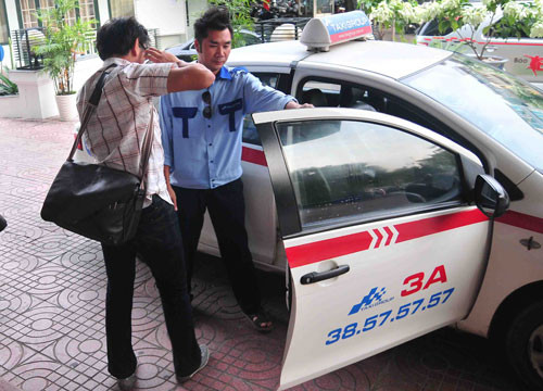 Theo kế hoạch, sau khi ổn định chỗ ở, sáng ngày hôm nay (5/9), ĐT Việt Nam sẽ bước vào buổi tập đầu tiên trên sân Trung tâm đào tạo bóng đá trẻ ở Mỹ Đình. Dự kiến, thầy trò HLV Phan Thanh Hùng có 4 ngày tập luyện để lắp ghép đội hình trước khi di chuyển đi Kuala Lumpur (9/9) thi đấu trận giao hữu lượt đi gặp ĐKVĐ Đông Nam Á Malaysia vào 19h45 (giờ Việt Nam) ngày 11/9 trên sân vận động Shah Alam. Sau trận đấu giao hữu với ĐKVĐ Đông Nam Á, thầy trò HLV Phan Thanh Hùng tiếp tục di chuyển sang Indonesia thi đấu giao hữu với đội chủ nhà vào ngày 15/9 tới. Theo kế hoạch, sau khi ổn định chỗ ở, sáng ngày hôm nay (5/9), ĐT Việt Nam sẽ bước vào buổi tập đầu tiên trên sân Trung tâm đào tạo bóng đá trẻ ở Mỹ Đình. Dự kiến, thầy trò HLV Phan Thanh Hùng có 4 ngày tập luyện để lắp ghép đội hình trước khi di chuyển đi Kuala Lumpur (9/9) thi đấu trận giao hữu lượt đi gặp ĐKVĐ Đông Nam Á Malaysia vào 19h45 (giờ Việt Nam) ngày 11/9 trên sân vận động Shah Alam. Sau trận đấu giao hữu với ĐKVĐ Đông Nam Á, thầy trò HLV Phan Thanh Hùng tiếp tục di chuyển sang Indonesia thi đấu giao hữu với đội chủ nhà vào ngày 15/9 tới.