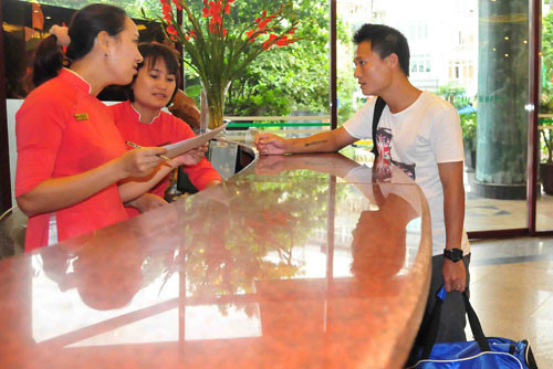 Danh sách 24 tuyển thủ tập trung ĐTQG: Thủ môn: Thanh Bình (SHB Đà Nẵng), Hồng Sơn (Hà Nội T&T), Tấn Trường (Sài Gòn XT). Hậu vệ: Quốc Long, Văn Biển (Hà Nội T&T), Chí Công (B.Bình Dương), Việt Cường (Navibank SG), Đình Luật, Minh Đức (Sài Gòn XT), Đình Đồng (SL Nghệ An), Gia Từ (V. Ninh Bình), Đào Văn Phong (K. Khánh Hòa). Tiền vệ: Trọng Hoàng, Văn Bình (SL Nghệ An), Tấn Tài (K.Khánh Hòa), Thanh Hưng, Nguyên Sa, Quốc Anh (SHB Đà Nẵng), Thành Lương (CLBBĐ Hà Nội), Văn Quyết, Sỹ Cường, Ngọc Duy (Hà Nội T&T), Vũ Phong (B. Bình Dương). Tiền đạo: Quang Hải (Navibank SG), Công Vinh (CLBBĐ Hà Nội), Việt Thắng (B. Bình Dương). Danh sách 24 tuyển thủ tập trung ĐTQG: Thủ môn: Thanh Bình (SHB Đà Nẵng), Hồng Sơn (Hà Nội T&T), Tấn Trường (Sài Gòn XT). Hậu vệ: Quốc Long, Văn Biển (Hà Nội T&T), Chí Công (B.Bình Dương), Việt Cường (Navibank SG), Đình Luật, Minh Đức (Sài Gòn XT), Đình Đồng (SL Nghệ An), Gia Từ (V. Ninh Bình), Đào Văn Phong (K. Khánh Hòa). Tiền vệ: Trọng Hoàng, Văn Bình (SL Nghệ An), Tấn Tài (K.Khánh Hòa), Thanh Hưng, Nguyên Sa, Quốc Anh (SHB Đà Nẵng), Thành Lương (CLBBĐ Hà Nội), Văn Quyết, Sỹ Cường, Ngọc Duy (Hà Nội T&T), Vũ Phong (B. Bình Dương). Tiền đạo: Quang Hải (Navibank SG), Công Vinh (CLBBĐ Hà Nội), Việt Thắng (B. Bình Dương).