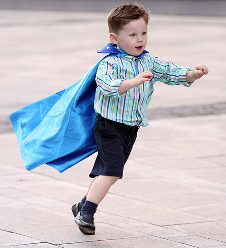 Khoác áo choàng tập bay như siêu nhân này. Chiếc áo kẻ cũng sành điệu chưa? Kai cứ chạy tung tăng thế này bảo sao bố mẹ mướt mồ hôi chạy theo. Khoác áo choàng tập bay như siêu nhân này. Chiếc áo kẻ cũng sành điệu chưa? Kai cứ chạy tung tăng thế này bảo sao bố mẹ mướt mồ hôi chạy theo.