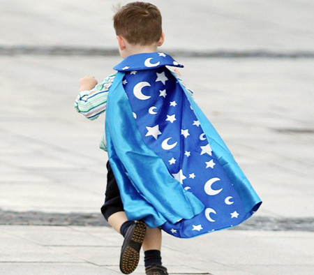 Khoác áo choàng tập bay như siêu nhân này. Chiếc áo kẻ cũng sành điệu chưa? Kai cứ chạy tung tăng thế này bảo sao bố mẹ mướt mồ hôi chạy theo. Khoác áo choàng tập bay như siêu nhân này. Chiếc áo kẻ cũng sành điệu chưa? Kai cứ chạy tung tăng thế này bảo sao bố mẹ mướt mồ hôi chạy theo.