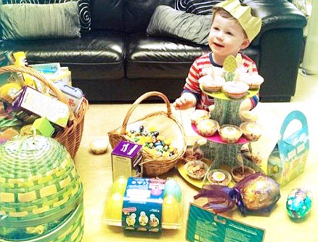 Cậu ấm nhà Rooney cười bẽn lẽn bên một núi quà cho ngày lễ Phục sinh hồi tháng 4 vừa qua. Cậu ấm nhà Rooney cười bẽn lẽn bên một núi quà cho ngày lễ Phục sinh hồi tháng 4 vừa qua.