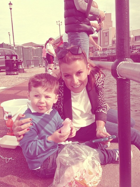 Hai mẹ con bên một chiếc cầu ở Anh. Hai mẹ con bên một chiếc cầu ở Anh.