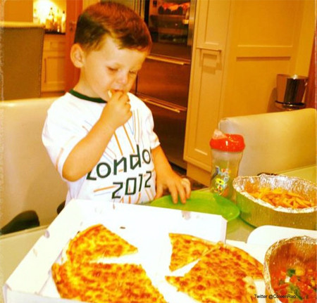 Kai được mẹ mặc cho chiếc áo phông cổ vũ Olympic London 2012. Kai được mẹ mặc cho chiếc áo phông cổ vũ Olympic London 2012.