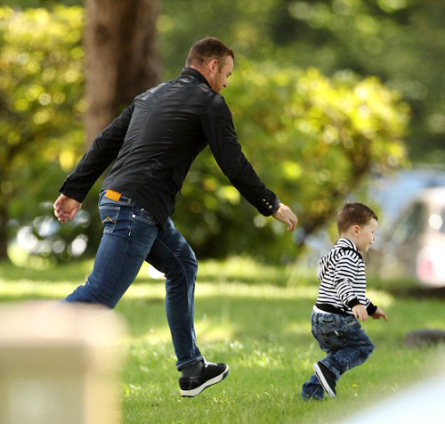 Cậu nhóc Kai hiếu động và tinh nghịch tung tăng trên đường phố Liverpool. Cậu nhóc Kai hiếu động và tinh nghịch tung tăng trên đường phố Liverpool.