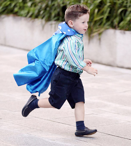 Khoác áo choàng tập bay như siêu nhân này. Chiếc áo kẻ cũng sành điệu chưa? Kai cứ chạy tung tăng thế này bảo sao bố mẹ mướt mồ hôi chạy theo. Khoác áo choàng tập bay như siêu nhân này. Chiếc áo kẻ cũng sành điệu chưa? Kai cứ chạy tung tăng thế này bảo sao bố mẹ mướt mồ hôi chạy theo.