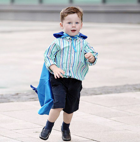 Khoác áo choàng tập bay như siêu nhân này. Chiếc áo kẻ cũng sành điệu chưa? Kai cứ chạy tung tăng thế này bảo sao bố mẹ mướt mồ hôi chạy theo. Khoác áo choàng tập bay như siêu nhân này. Chiếc áo kẻ cũng sành điệu chưa? Kai cứ chạy tung tăng thế này bảo sao bố mẹ mướt mồ hôi chạy theo.