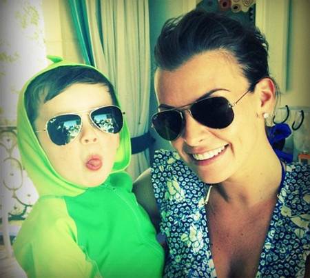 Hai mẹ con xì tai chưa? Hai mẹ con xì tai chưa?