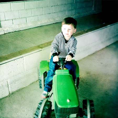 Kai tinh nghịch bên chiếc xe kéo đồ chơi. Kai tinh nghịch bên chiếc xe kéo đồ chơi.