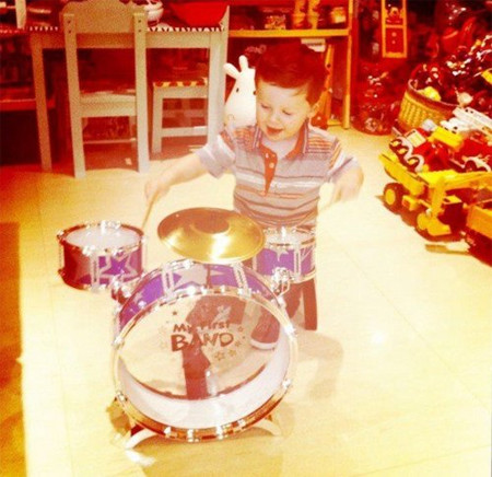 Cậu nhóc tập chơi trống. Cậu nhóc tập chơi trống.
