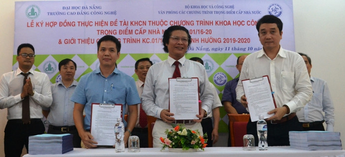 Đại diện Bộ Khoa học và Công nghệ chuyển giao đề tài nghiên cứu cho Trường cao đẳng công nghệ Đà Nẵng. Ảnh: TT Đại diện Bộ Khoa học và Công nghệ chuyển giao đề tài nghiên cứu cho Trường cao đẳng công nghệ Đà Nẵng. Ảnh: TT
