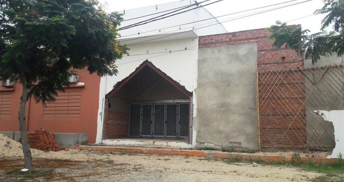 Chủ đầu tư chỉ mới tháo dở phần tường rào bằng tre bên ngoài công trình. Ảnh chụp ngày 25/5. Chủ đầu tư chỉ mới tháo dở phần tường rào bằng tre bên ngoài công trình. Ảnh chụp ngày 25/5.