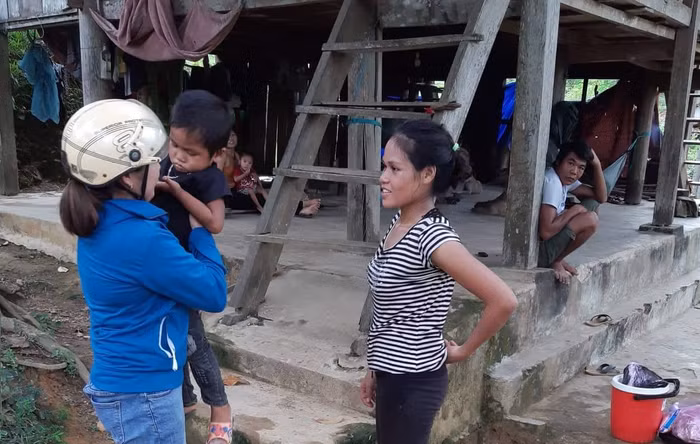 Nhờ những cố gắng trong nghề, cô giáo Phương được đồng bào yêu mến và tin tưởng (ảnh do nhân vật cung cấp). Nhờ những cố gắng trong nghề, cô giáo Phương được đồng bào yêu mến và tin tưởng (ảnh do nhân vật cung cấp).