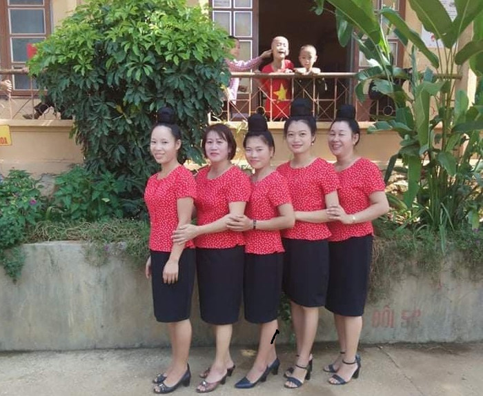 Để bám được với nghề dạy học, các giáo viên vùng cao luôn phải phấn đấu hết mình, yêu thương học trò như con (ảnh do nhân vật cung cấp). Để bám được với nghề dạy học, các giáo viên vùng cao luôn phải phấn đấu hết mình, yêu thương học trò như con (ảnh do nhân vật cung cấp).