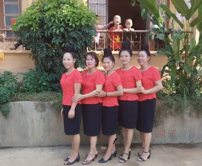 Để bám được với nghề dạy học, các giáo viên vùng cao luôn phải phấn đấu hết mình, yêu thương học trò như con (ảnh do nhân vật cung cấp).