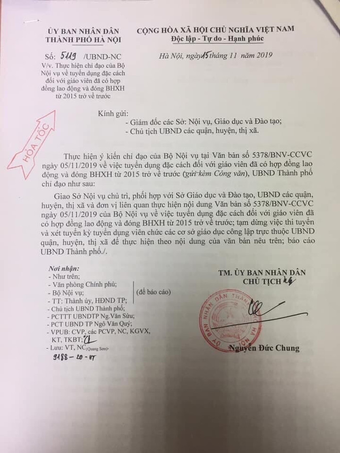 Thông tin tạm dừng việc thi tuyển và xét tuyển kỳ thi tuyển dụng viên chức các cơ sở giáo dục công lập của Hà Nội đã được thông báo rộng rãi tới các thầy cô giáo và các ứng viên dự thi viên chức nay bị hủy ngay trong ngày (ảnh Trinh Phúc). Thông tin tạm dừng việc thi tuyển và xét tuyển kỳ thi tuyển dụng viên chức các cơ sở giáo dục công lập của Hà Nội đã được thông báo rộng rãi tới các thầy cô giáo và các ứng viên dự thi viên chức nay bị hủy ngay trong ngày (ảnh Trinh Phúc).