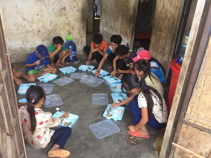 Để cải thiện bữa ăn cho học sinh, thầy Nguyễn Quang Trung đã kêu gọi các mạnh thường quân giúp đỡ (ảnh do nhân vật cung cấp). Để cải thiện bữa ăn cho học sinh, thầy Nguyễn Quang Trung đã kêu gọi các mạnh thường quân giúp đỡ (ảnh do nhân vật cung cấp).