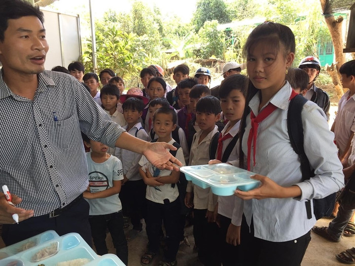 Mỗi suất cơm có thịt đến với học sinh của mình mang đến cho thầy niềm vui lớn (ảnh do nhân vật cung cấp). Mỗi suất cơm có thịt đến với học sinh của mình mang đến cho thầy niềm vui lớn (ảnh do nhân vật cung cấp).
