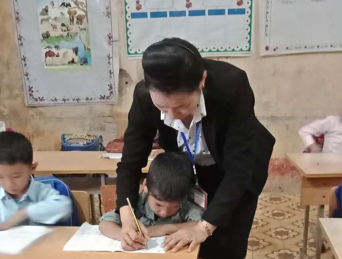 Tôi đã tắm, giặt cho học sinh của mình để các em không bỏ học! Tôi đã tắm, giặt cho học sinh của mình để các em không bỏ học!