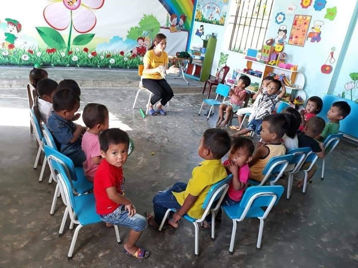 Mang lời ca, tiếng hát đến với con em đồng bào dân tộc Chứt với cô Phương là niềm hạnh phúc lớn (ảnh do nhân vật cung cấp).