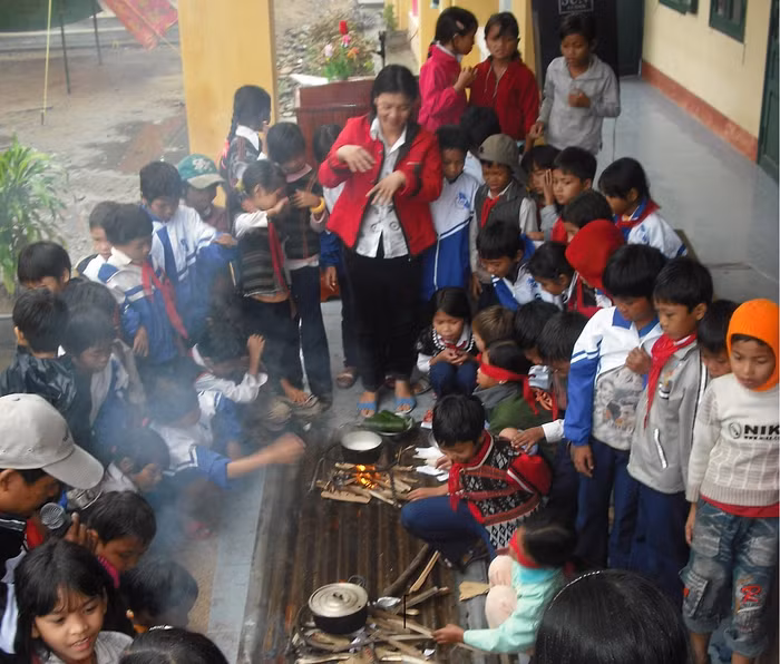 Quãng thời gian làm giáo viên, cô Hiệp có nhiều kỷ niệm vui với học trò miền Tây xứ Huế (ảnh do nhân vật cung cấp).