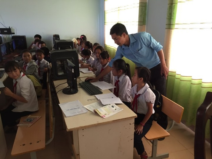 Thầy Nguyễn Quang Trung hướng dẫn học sinh trong tiết học tin học (ảnh do nhân vật cung cấp). Thầy Nguyễn Quang Trung hướng dẫn học sinh trong tiết học tin học (ảnh do nhân vật cung cấp).