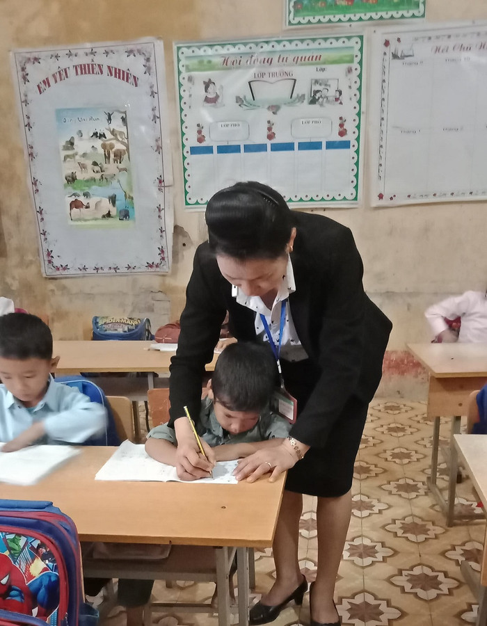 Để dạy các em học sinh lớp 1 vùng cao, đòi hỏi người giáo viên phải rất kiên trì vì các em là con đồng bào các dân tộc chưa biết tiếng Việt (ảnh do nhân vật cung cấp). Để dạy các em học sinh lớp 1 vùng cao, đòi hỏi người giáo viên phải rất kiên trì vì các em là con đồng bào các dân tộc chưa biết tiếng Việt (ảnh do nhân vật cung cấp).