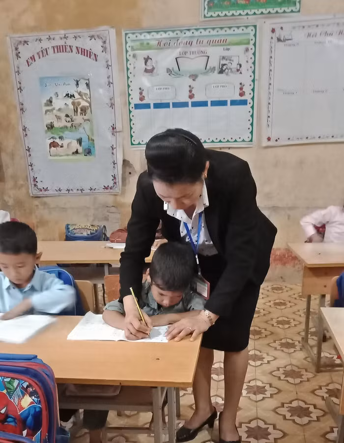 Để dạy các em học sinh lớp 1 vùng cao, đòi hỏi người giáo viên phải rất kiên trì vì các em là con đồng bào các dân tộc chưa biết tiếng Việt (ảnh do nhân vật cung cấp).