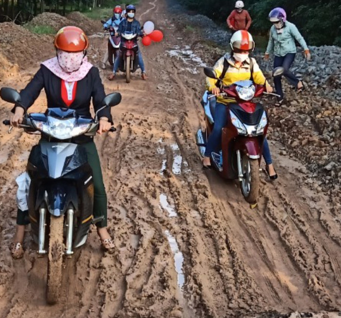 Con đường vào Trường Tiểu học Đa Kia C, huyện Bù Gia Mập, tỉnh Bình Phước mùa mưa lầy lội (ảnh do nhân vật cung cấp).