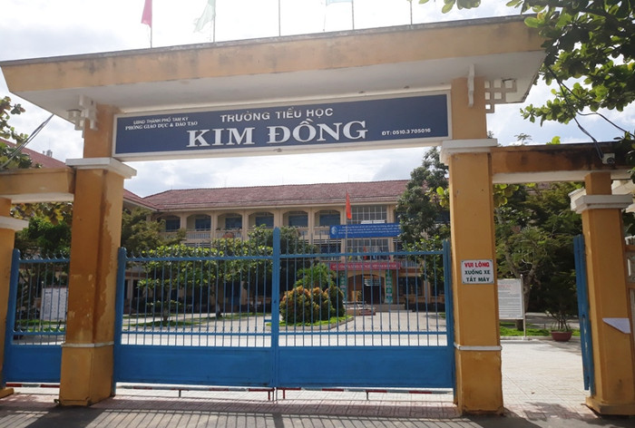 Phụ huynh bức xúc vì cách xét chọn học sinh xuất sắc tiêu biểu duy nhất của khối 5. Phụ huynh bức xúc vì cách xét chọn học sinh xuất sắc tiêu biểu duy nhất của khối 5.