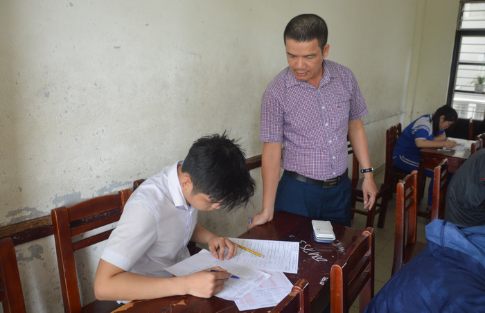 Nhiều giáo viên hợp đồng ở Quảng Bình bị cắt hợp đồng để chờ xét tuyển đặc cách hoặc thi tuyển khiến nhiều trường học khốn đốn. (Trong ảnh: giáo viên hướng dẫn học sinh làm thử đề thi. Ảnh: ĐN). Nhiều giáo viên hợp đồng ở Quảng Bình bị cắt hợp đồng để chờ xét tuyển đặc cách hoặc thi tuyển khiến nhiều trường học khốn đốn. (Trong ảnh: giáo viên hướng dẫn học sinh làm thử đề thi. Ảnh: ĐN).