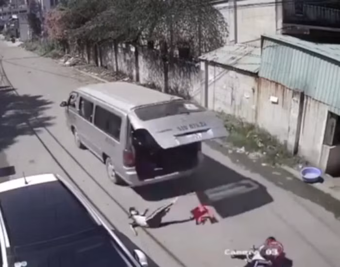 Xe đưa đón làm văng học sinh ra đường ở Đồng Nai. (Ảnh minh họa trên giaoduc.net.vn)