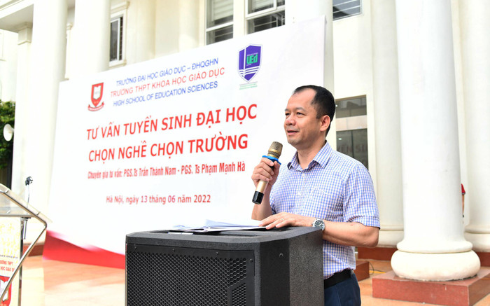 Tiến sĩ Nguyễn Bá Ngọc -Trưởng phòng Đào tạo Trường Đại học Giáo dục, Đại học Quốc gia Hà Nội phát biểu tại buổi tư vấn. Ảnh: education.vnu.edu.vn Tiến sĩ Nguyễn Bá Ngọc -Trưởng phòng Đào tạo Trường Đại học Giáo dục, Đại học Quốc gia Hà Nội phát biểu tại buổi tư vấn. Ảnh: education.vnu.edu.vn
