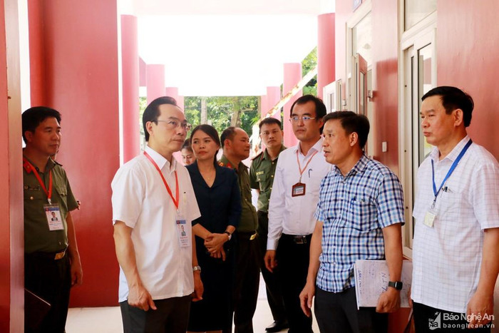Thứ trưởng Bộ Giáo dục và Đào tạo Hoàng Minh Sơn kiểm tra công tác chuẩn bị thi tốt nghiệp trung học phổ thông tại Nghệ An. Ảnh: Báo Nghệ An Thứ trưởng Bộ Giáo dục và Đào tạo Hoàng Minh Sơn kiểm tra công tác chuẩn bị thi tốt nghiệp trung học phổ thông tại Nghệ An. Ảnh: Báo Nghệ An