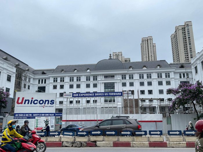 Còn phía cổng chính thì luôn đóng kín được chụp ngày 31/5. Ảnh: Trung Dũng Còn phía cổng chính thì luôn đóng kín được chụp ngày 31/5. Ảnh: Trung Dũng