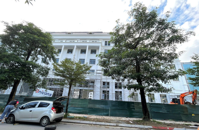 Khu cổng phụ bên đường Hoàng Ngân cũng được quây tôn kín. Máy xúc vẫn đang san lấp mặt bằng phía trong (chụp ngày 31/5). Ảnh: Trung Dũng Khu cổng phụ bên đường Hoàng Ngân cũng được quây tôn kín. Máy xúc vẫn đang san lấp mặt bằng phía trong (chụp ngày 31/5). Ảnh: Trung Dũng