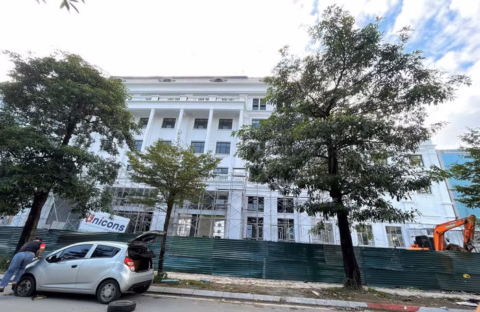 Khu cổng phụ bên đường Hoàng Ngân cũng được quây tôn kín. Máy xúc vẫn đang san lấp mặt bằng phía trong (chụp ngày 31/5). Ảnh: Trung Dũng