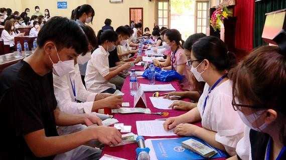 Các sinh viên sư phạm của Trường Đại học Hoa Lư trong buổi nhận chi trả chế độ hỗ trợ chi phí sinh hoạt. Ảnh: nbtv.vn Các sinh viên sư phạm của Trường Đại học Hoa Lư trong buổi nhận chi trả chế độ hỗ trợ chi phí sinh hoạt. Ảnh: nbtv.vn