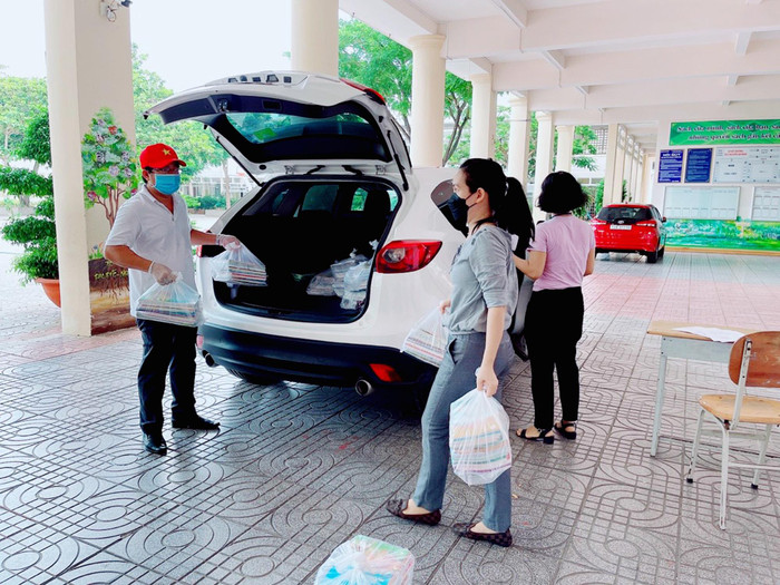 Giáo viên ở Thành phố Vũng Tàu giao sách giáo khoa tận nhà cho học sinh trong đợt giãn cách xã hội để phòng, chống dịch bệnh Covid - 19. Ảnh: baobariavungtau.com.vn Giáo viên ở Thành phố Vũng Tàu giao sách giáo khoa tận nhà cho học sinh trong đợt giãn cách xã hội để phòng, chống dịch bệnh Covid - 19. Ảnh: baobariavungtau.com.vn