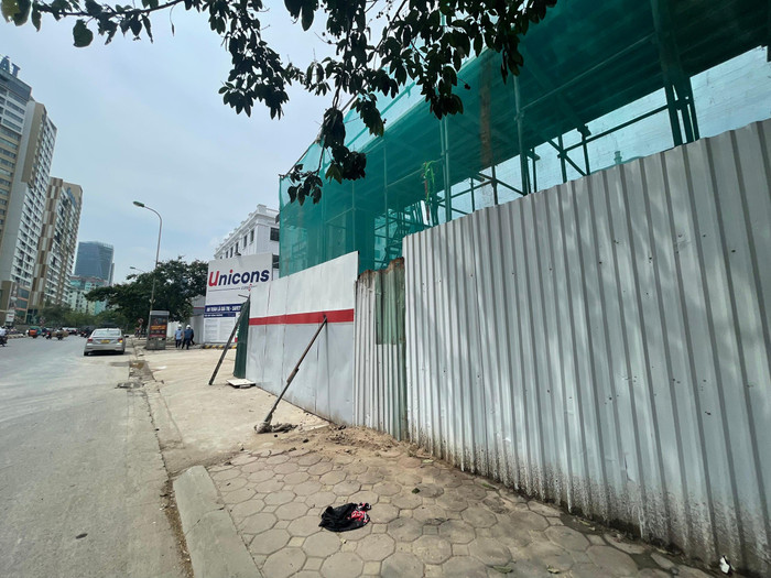 Khu phía cổng chính trên đường Hoàng Minh Giám được quây tôn kín (chụp ngày 31/5). Ảnh: T.D Khu phía cổng chính trên đường Hoàng Minh Giám được quây tôn kín (chụp ngày 31/5). Ảnh: T.D