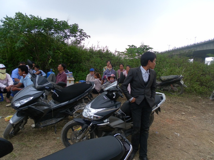 "Thầy" lẩn tránh khi nghe người khác hỏi danh tính. "Thầy" lẩn tránh khi nghe người khác hỏi danh tính.