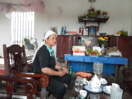 Chị Tám bên bàn thờ của chồng thẫn thờ kể lại chuyện đau lòng Chị Tám bên bàn thờ của chồng thẫn thờ kể lại chuyện đau lòng