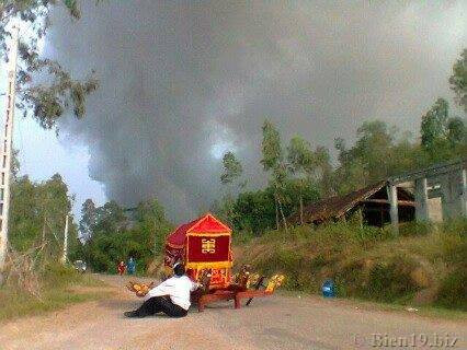 Hình ảnh đám tang chồng chị Tám ở gần nhà máy thuộc Z121 khi nhà máy bị nổ. Hình ảnh đám tang chồng chị Tám ở gần nhà máy thuộc Z121 khi nhà máy bị nổ.